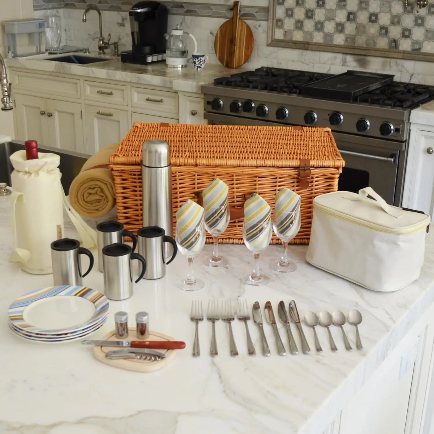 Dorset Wicker Pcnic Basket with Cutlery and Blanket for 4
