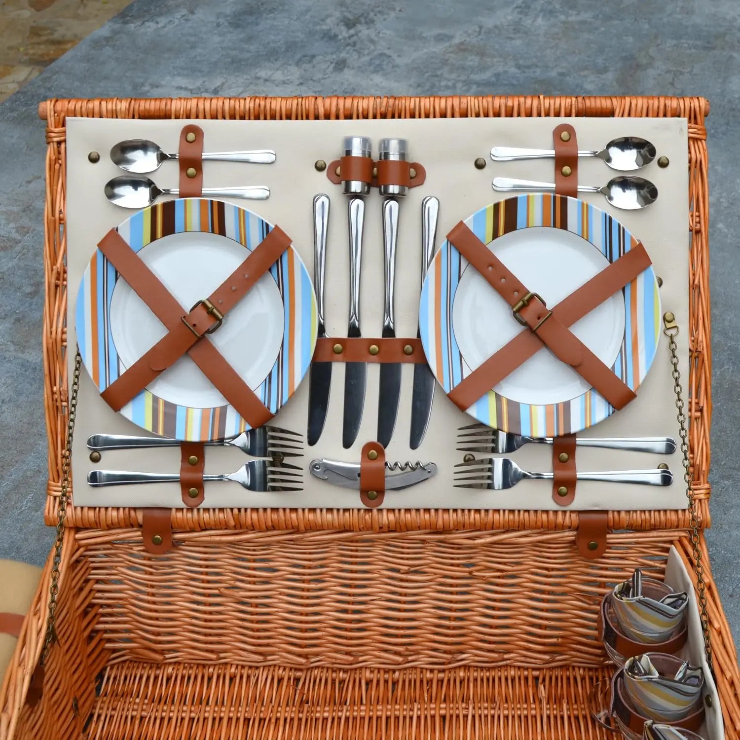 Dorset Wicker Pcnic Basket with Cutlery and Blanket for 4