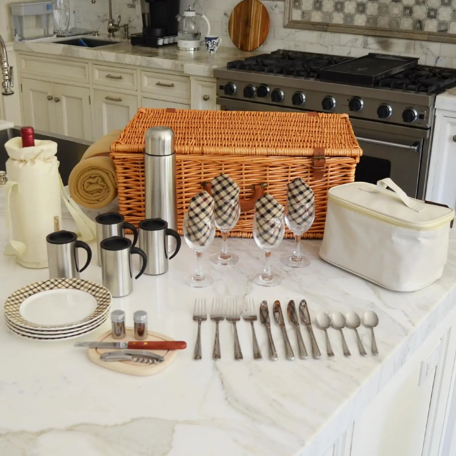 Dorset Wicker Pcnic Basket with Cutlery and Blanket for 4