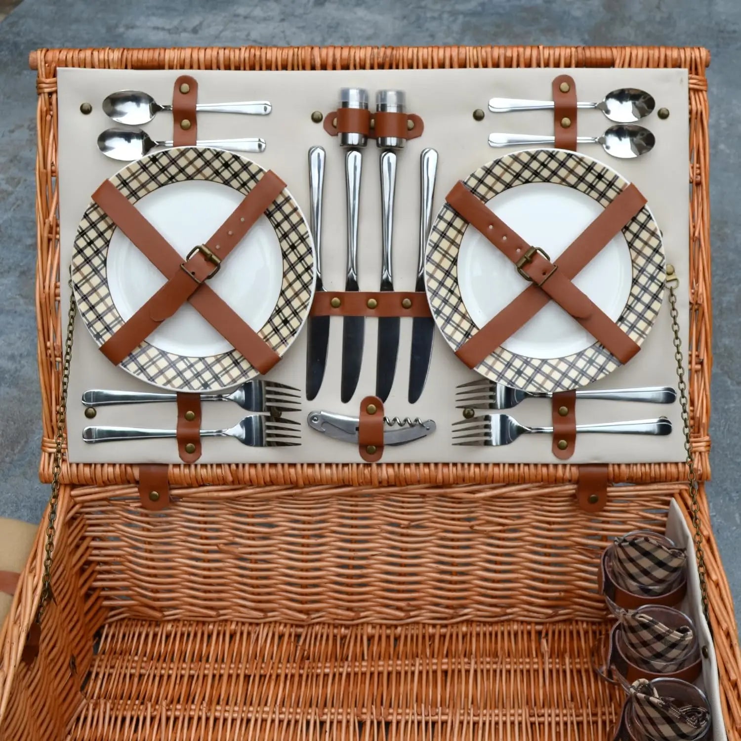 Dorset Wicker Pcnic Basket with Cutlery and Blanket for 4